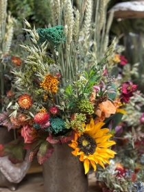 Dry floral arrangement